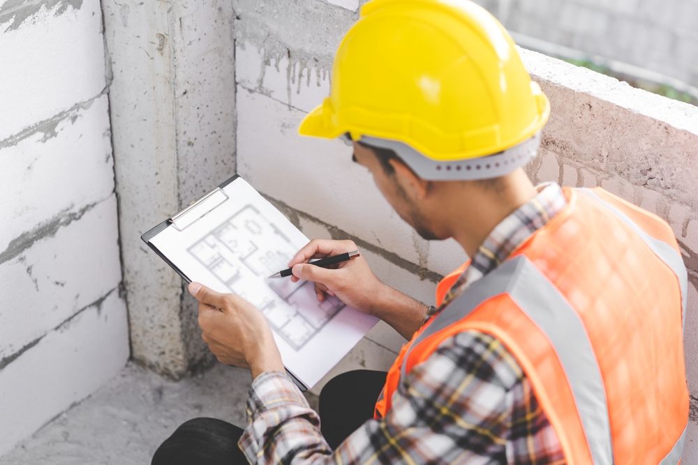 traditional-vs-digital-construction-inspection-1 วิศวกรดำเนินการตามขั้นตอนการตรวจไซต์งานแบบดั้งเดิม