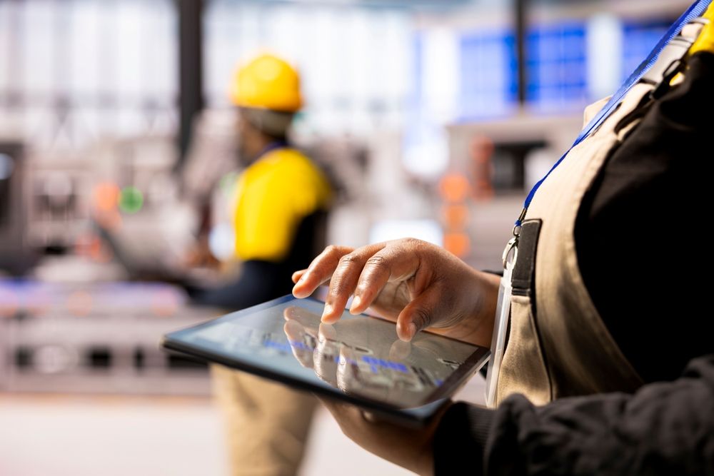 วิศวกรใช้แอปตรวจงานก่อสร้าง FASTInspect สำหรับงานสเกลใหญ่