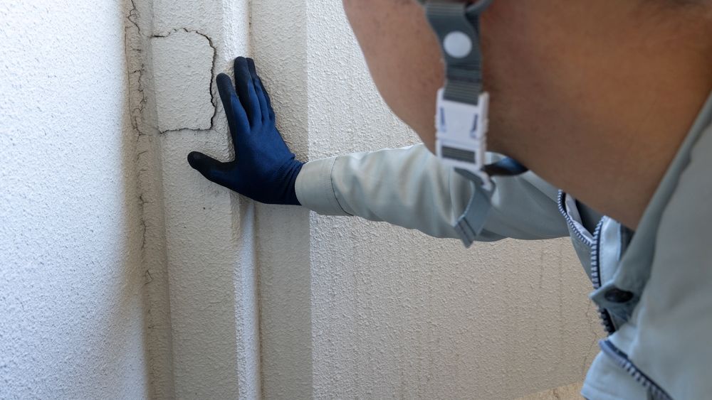 used-vs-new-house-inspection-1 เจ้าหน้าที่เช็กข้อบกพร่องในการตรวจรับบ้านมือสอง